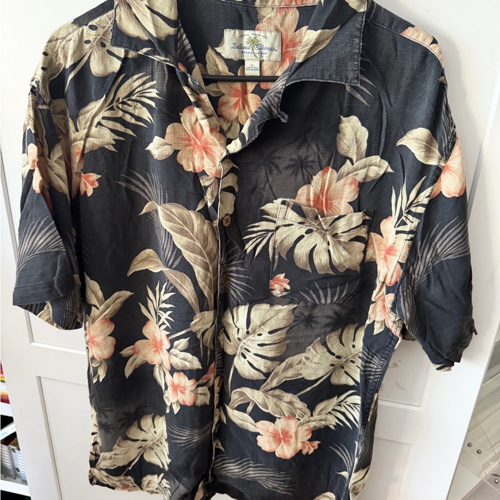 Men's Black Hawaiian Floral Short-Sleeve Shirt